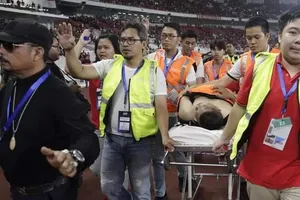 CĐV được đưa đi cấp cứu sau trận Indonesia - Malaysia