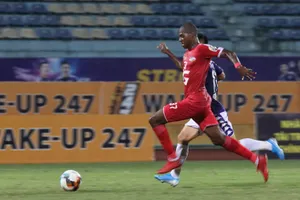 Bruno lập cú đúp nhưng không cứu Viettel tránh trận thua đậm trước Hà Nội. Ảnh: Minh Hoàng