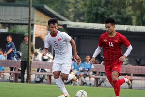 Văn Thanh nỗ lực tìm lại vị trí ở hành lang. Ảnh: Đoàn Nhật