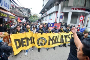 CĐV Malaysia diễu hành trên các tuyến phố tại Hà Nội khi sang cổ vũ đội nhà tại AFF Cup 2018. Ảnh: Đoàn Nhật