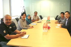 Đại sứ Phạm Vinh Quang (bìa phải) tại buổi làm việc cùng PSSI ngày 9-10. Ảnh: TTXVN