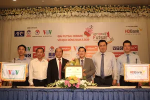 Ban tổ chức công bố nhà tài trợ Kim Cương là HDBank. Ảnh: Anh Trần