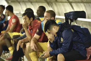 Nỗi buồn của các cầu thủ Khánh Hòa. Ảnh: Anh Tiến