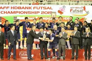 BTC trao Cúp vô địch cho đội Thái Lan. Ảnh: Anh Trần