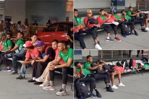 Các cầu thủ Timor Leste vạ vật ngoài sân bay chờ xe đón.