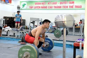 Lực sĩ Thạch Kim Tuấn tập luyện tại Nhà tập luyện Phú Thọ (TPHCM). Ảnh: NGUYỄN NHÂN