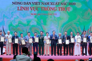 Trung tướng Vũ Hải Sản, Ủy viên BCH Trung ương Đảng, Ủy viên Quân ủy Trung ương, Thứ trưởng Bộ Quốc Phòng và đồng chí Đào Ngọc Dung, Ủy viên BCH Trung ương Đảng, Bộ trưởng Bộ Lao động - Thương binh và Xã hội lên trao tặng bằng khen cho những nông dân Việt