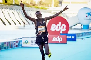 Kibiwott Kandie phá KLTG ở nội dung bán Marathon.