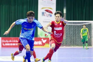 Khổng Đình Hùng (trái) vẫn luôn nỗ lực hướng về phía trước.