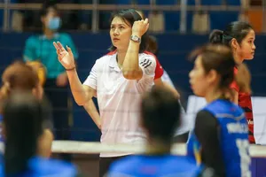 HLV Phạm Thị Kim Huệ có thể sẽ không rời CLB NHCT.