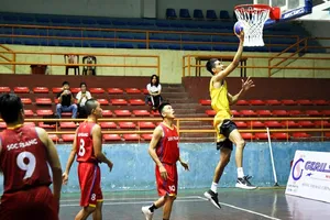 Đội nam Sóc Trăng 1 (áo vàng) thắng TPHCM 1 trong trận chung kết. Ảnh: VBF