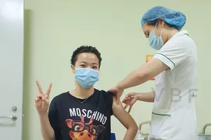 Tuyển thủ cầu lông Nguyễn Thùy Linh được tiêm mũi vaccine với mũi thứ 2 trong ngày. Ảnh: Liên đoàn cầu lông Việt Nam