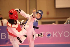 Võ sĩ Trương Thị Kim Tuyền (phải). Ảnh: Liên đoàn Taekwondo thế giới