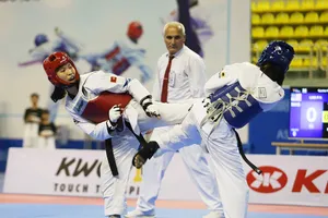 Võ sĩ Trương Thị Kim Tuyền (trái).