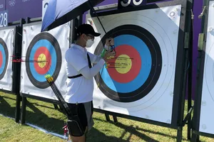 Phi Vũ kiểm tra kết quả sau khi thực hiện bài tập bắn. Ảnh: T.S