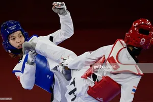 Kim Tuyền (trái) không thể vượt qua đối thủ Thái Lan. Ảnh: Getty Images