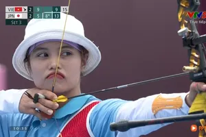 Ánh Nguyệt thi đấu vòng loại cung 1 dây nữ.