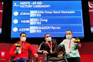 Lực sĩ Lê Văn Công (bìa trái) giành HCB. Ảnh: Vũ Trọng Hải