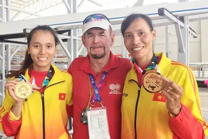 Chuyên gia Joseph Donnelly và các tuyển thủ rowing Việt Nam. Ảnh: DŨNG PHƯƠNG