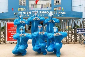 Các bác sĩ của Bệnh viện thể thao Việt Nam tham gia hỗ trợ tại Quận 8 (TPHCM).