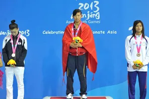 Kình ngư Nguyễn Thị Ánh Viên (giữa) tưng giành HCV tại Đại hội thể thao trẻ châu Á 2013.