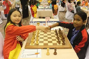 Kỳ thủ Nguyễn Lê Cẩm Hiền (trái) giành HCV đồng đội lứa tuổi U14 nữ.