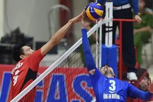 Chủ công Ngô Văn Kiều (trái) cùng S.Khánh Hoà sẽ đấu bán kết với đội chủ nhà Tràng An Ninh Bình.