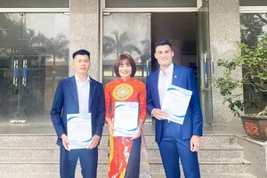 3 tuyển thủ Lương Văn Thao, Quách Thị Lan, Quách Công Lịch trong buổi kết nạp Đảng viên.