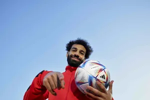 Mohamed Salah chụp cùng trái bóng chính thức của FIFA World Cup 2022™ - Al Rihla.