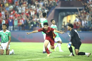 Hùng Dũng ghi bàn thắng thứ 2 cho U23 Việt Nam. Ảnh: DŨNG PHƯƠNG