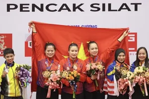 Các cô gái pencak silat Việt Nam giành HCV nội dung Regu nữ. Ảnh: DŨNG PHƯƠNG