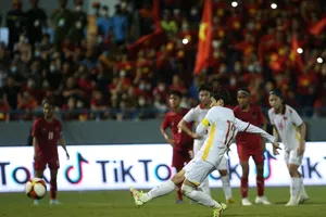 Hải Yến thực hiện quả phạt 11m ở bàn thắng thứ 2 cho đội chủ nhà. Ảnh: DŨNG PHƯƠNG