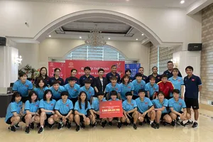 Thầy trò HLV Mai Đức Chung được thưởng 2 tỷ đồng vào chiều 20-5