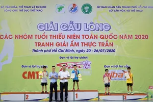 Tay vợt Doãn Quốc Bảo (ngoài cùng bên trái) giành HCB lứa tuổi U9 tại giải đấu năm 2020, nhưng năm nay đăng ký ở lứa tuổi U13. Ảnh: P.N