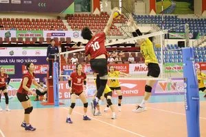 Trận đấu giữa đội chủ nhà Ninh Bình Doveco (trái) và VTV Bình Điền Long An bị đánh giá thấp về chất lượng trọng tài. Ảnh: P.N