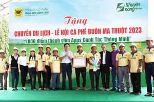 TGĐ Ngô Văn Đông trao giải nhất cho đội An Giang.