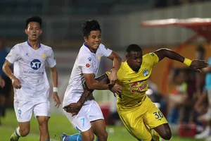 Hàng phòng ngự Nam Định không ngăn được sức mạnh của các chân sút HA.GL