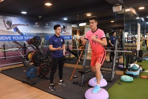 Bác sỹ Trần Huy Thọ của trung tâm RTD Rehab trực tiếp điều trị cho hai tuyển thủ Trọng Hoàng/Tiến Linh