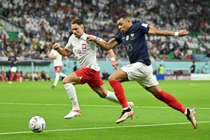 Mbappe (phải) là mối lo của Argentina.