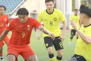 Myanmar (áo đỏ) để thua Malaysia ở trận ra quân trên sân nhà