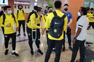 Ahmad Khuzaimi phải dùng nạng để di chuyển