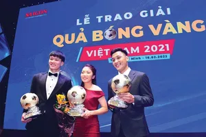 Các cầu thủ đoạt danh hiệu Quả bóng vàng Nam, Nữ và Futsal năm 2021. Ảnh: DŨNG PHƯƠNG 