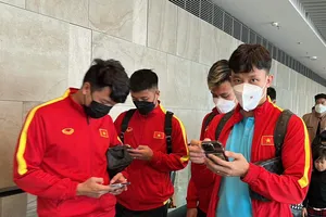 Các cầu thủ tranh thủ nhắn tin người thân khi vừa đến sân bay
