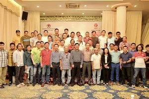 Lãnh đạo VFF và VPF chụp ảnh lưu niệm cùng các phóng viên, biên tập viên tại buổi gặp gỡ. Ảnh: DŨNG PHƯƠNG 