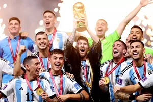 Đội tuyển Argentina nâng cao chiếc cúp vô địch World Cup 2022 minh chứng cho tinh thần Impossible Is Nothing – Không gì là không thể.