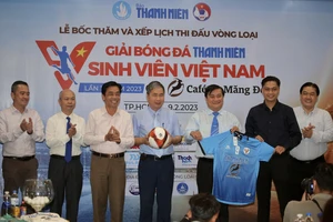 Ban tổ chức giới thiệu trang phục và bóng thi đấu tại giải. Ảnh: DŨNG PHƯƠNG