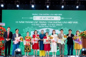 Ban lãnh đạo Trung tâm khen thưởng Cán bộ CNV đã có nhiều đóng góp trong thời gian qua