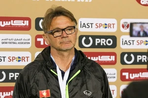 HLV Philippe Troussier: “Trọng tài không mắc sai lầm ở hai tình huống rút thẻ đỏ”