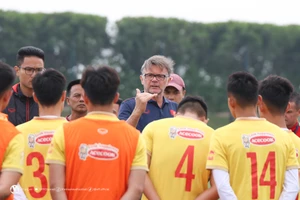 HLV Troussier cùng các học trò hướng đến mục tiêu bảo vệ HCV SEA Games