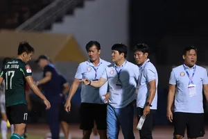 HLV Vũ Tiến Thành bị phạt 10 triệu đồng từ Ban kỷ luật VFF. Ảnh: DŨNG PHƯƠNG